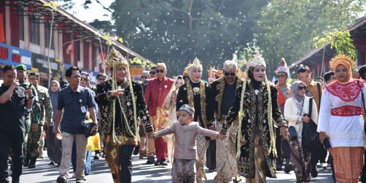 Mengarungi Waktu di Jantung Kota: Kala Ribuan Warga Kuningan Terhipnotis Karnaval Budaya 528 Tahun